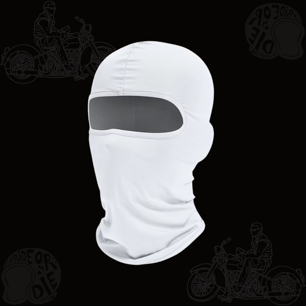 La cagoule moto, c’est peut-être pas la pièce la plus voyante, mais crois-nous, une fois que tu y as goûté, t’en fais plus jamais sans. Que ce soit pour affronter les premières fraîcheurs du matin, les bourrasques sur la route ou juste pour éviter que ton casque ne devienne une étuve, elle est là, discrète mais ultra efficace. Dans cette collection, on a sélectionné des modèles qui tiennent bien en place, qui respirent, et surtout qui te protègent sans te gêner. Pas question ici d’avoir quelque chose qui gratte, qui glisse ou qui étouffe — chaque détail compte, et on le sait. Mais au-delà de l’aspect pratique, y’a aussi le style. Même sous un casque, même quand personne ne la voit vraiment, une bonne cagoule fait partie de l’attitude. Elle dit que t’es préparé, que tu fais les choses à fond, jusqu’au bout. Bref, cette collection s’adresse à ceux qui prennent la route au sérieux, qui connaissent l’importance du confort autant que celle de rester fidèle à leur style. C’est pas juste un accessoire : c’est un allié de tous les jours.